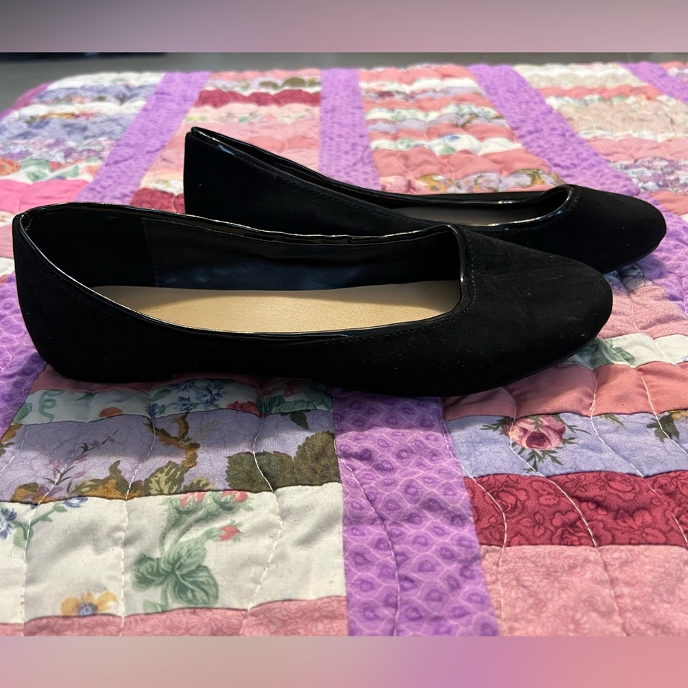 Lauren Conrad black ballet flats in size 9.5